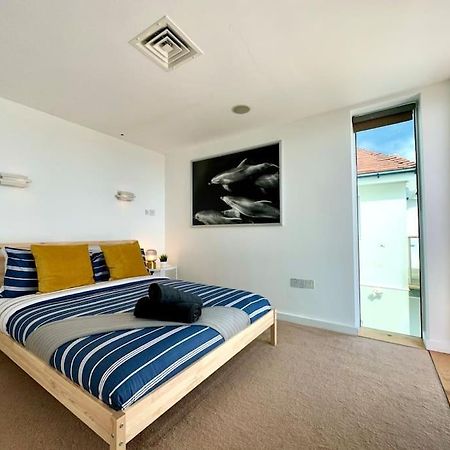 Stunning Panoramic Sea View Beach Location - Sleeps Up To 4 People - Free Parking - The Best Beach! - Great Location - Fast Wifi - Smart Tv - Newly Decorated - Sleeps Up To 4! Close To Bournemouth & Poole Town Centre & Sandbanks Exteriér fotografie