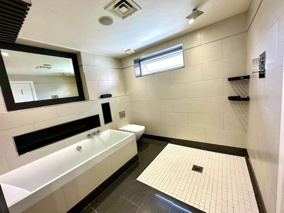 Stunning Panoramic Sea View Beach Location - Sleeps Up To 4 People - Free Parking - The Best Beach! - Great Location - Fast Wifi - Smart Tv - Newly Decorated - Sleeps Up To 4! Close To Bournemouth & Poole Town Centre & Sandbanks Exteriér fotografie