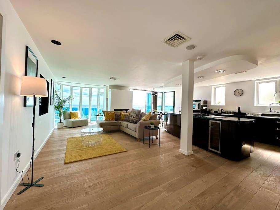 Stunning Panoramic Sea View Beach Location - Sleeps Up To 4 People - Free Parking - The Best Beach! - Great Location - Fast Wifi - Smart Tv - Newly Decorated - Sleeps Up To 4! Close To Bournemouth & Poole Town Centre & Sandbanks Exteriér fotografie