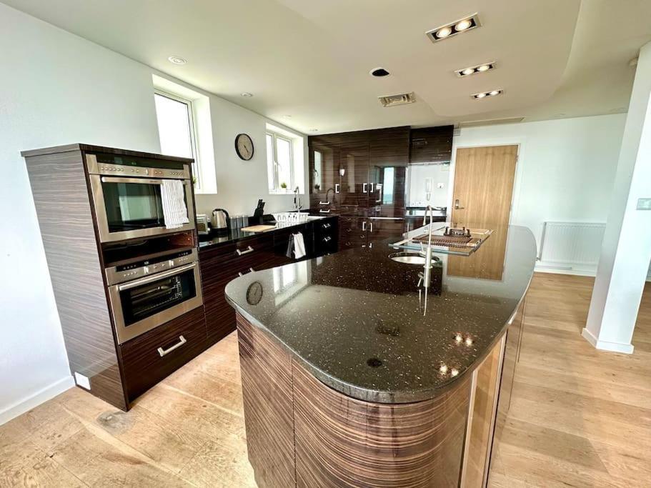 Stunning Panoramic Sea View Beach Location - Sleeps Up To 4 People - Free Parking - The Best Beach! - Great Location - Fast Wifi - Smart Tv - Newly Decorated - Sleeps Up To 4! Close To Bournemouth & Poole Town Centre & Sandbanks Exteriér fotografie