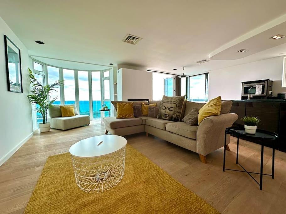 Stunning Panoramic Sea View Beach Location - Sleeps Up To 4 People - Free Parking - The Best Beach! - Great Location - Fast Wifi - Smart Tv - Newly Decorated - Sleeps Up To 4! Close To Bournemouth & Poole Town Centre & Sandbanks Exteriér fotografie