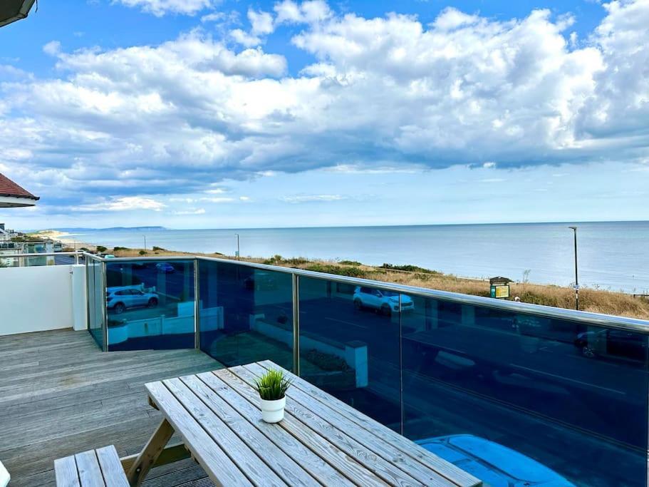 Stunning Panoramic Sea View Beach Location - Sleeps Up To 4 People - Free Parking - The Best Beach! - Great Location - Fast Wifi - Smart Tv - Newly Decorated - Sleeps Up To 4! Close To Bournemouth & Poole Town Centre & Sandbanks Exteriér fotografie