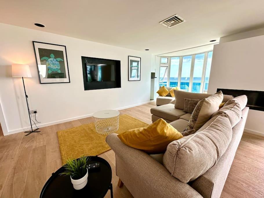 Stunning Panoramic Sea View Beach Location - Sleeps Up To 4 People - Free Parking - The Best Beach! - Great Location - Fast Wifi - Smart Tv - Newly Decorated - Sleeps Up To 4! Close To Bournemouth & Poole Town Centre & Sandbanks Exteriér fotografie