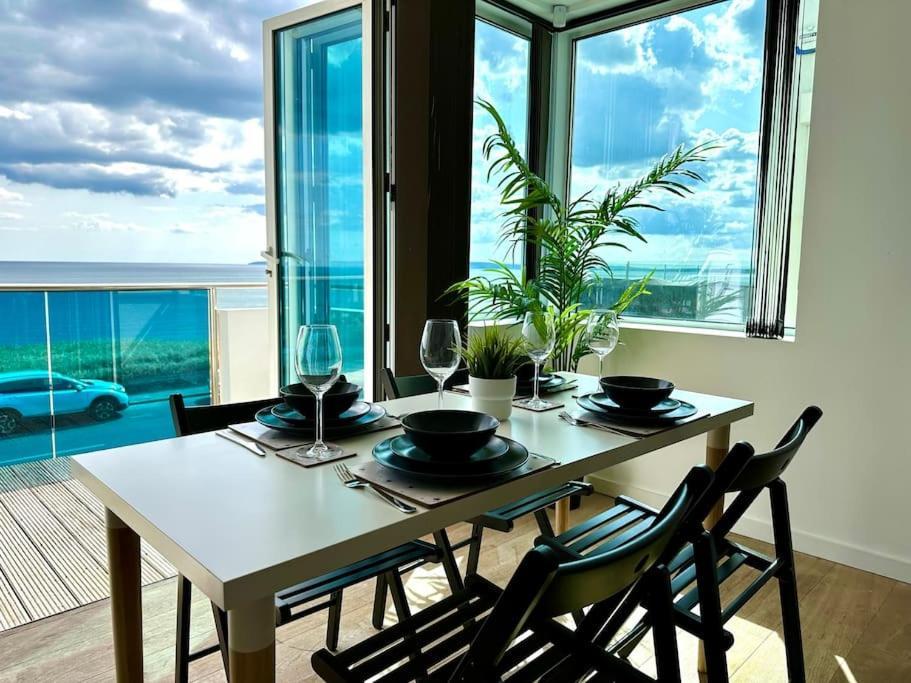 Stunning Panoramic Sea View Beach Location - Sleeps Up To 4 People - Free Parking - The Best Beach! - Great Location - Fast Wifi - Smart Tv - Newly Decorated - Sleeps Up To 4! Close To Bournemouth & Poole Town Centre & Sandbanks Exteriér fotografie