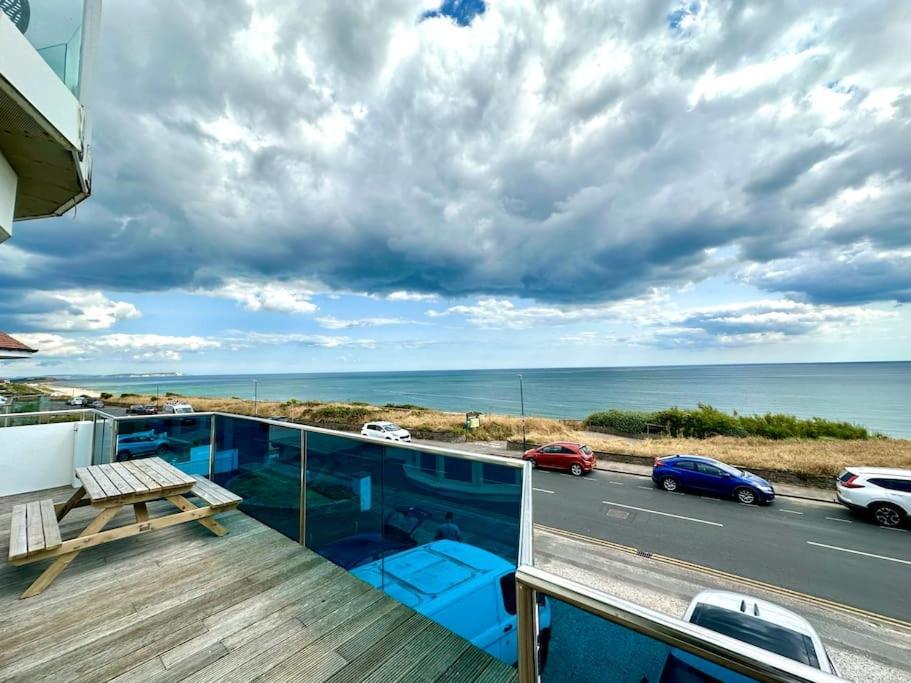 Stunning Panoramic Sea View Beach Location - Sleeps Up To 4 People - Free Parking - The Best Beach! - Great Location - Fast Wifi - Smart Tv - Newly Decorated - Sleeps Up To 4! Close To Bournemouth & Poole Town Centre & Sandbanks Exteriér fotografie