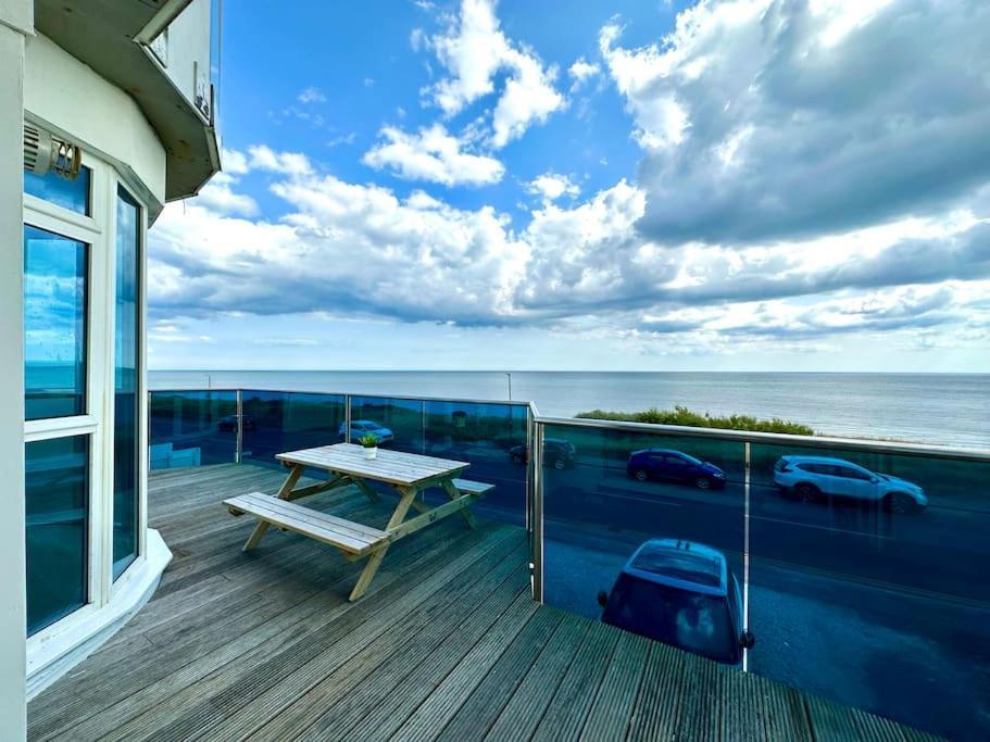 Stunning Panoramic Sea View Beach Location - Sleeps Up To 4 People - Free Parking - The Best Beach! - Great Location - Fast Wifi - Smart Tv - Newly Decorated - Sleeps Up To 4! Close To Bournemouth & Poole Town Centre & Sandbanks Exteriér fotografie