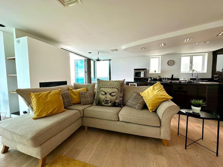 Stunning Panoramic Sea View Beach Location - Sleeps Up To 4 People - Free Parking - The Best Beach! - Great Location - Fast Wifi - Smart Tv - Newly Decorated - Sleeps Up To 4! Close To Bournemouth & Poole Town Centre & Sandbanks Exteriér fotografie