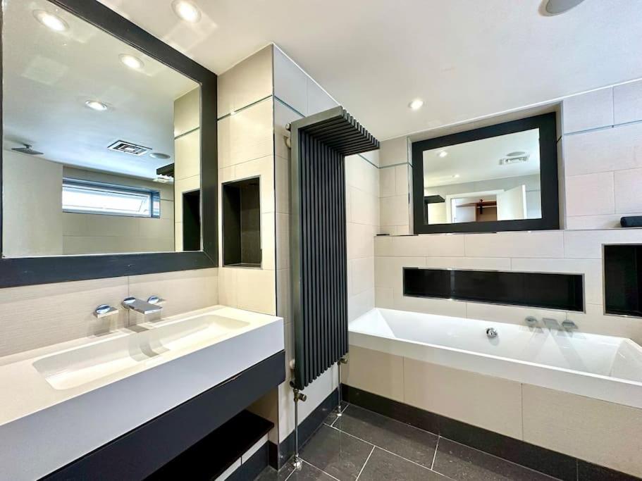 Stunning Panoramic Sea View Beach Location - Sleeps Up To 4 People - Free Parking - The Best Beach! - Great Location - Fast Wifi - Smart Tv - Newly Decorated - Sleeps Up To 4! Close To Bournemouth & Poole Town Centre & Sandbanks Exteriér fotografie