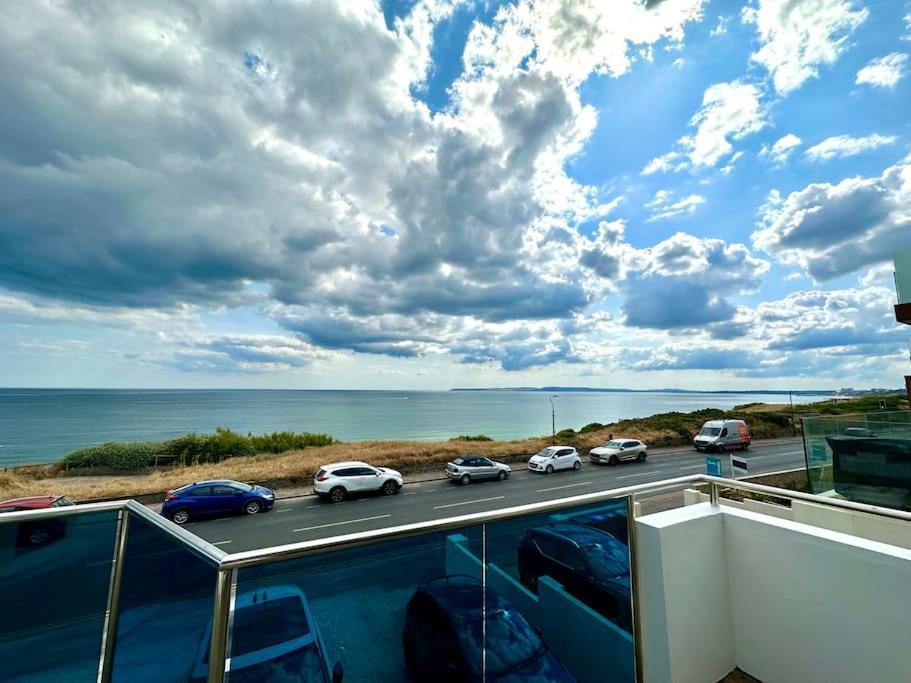 Stunning Panoramic Sea View Beach Location - Sleeps Up To 4 People - Free Parking - The Best Beach! - Great Location - Fast Wifi - Smart Tv - Newly Decorated - Sleeps Up To 4! Close To Bournemouth & Poole Town Centre & Sandbanks Exteriér fotografie