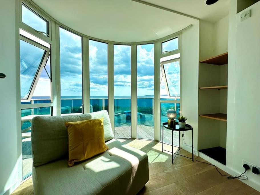Stunning Panoramic Sea View Beach Location - Sleeps Up To 4 People - Free Parking - The Best Beach! - Great Location - Fast Wifi - Smart Tv - Newly Decorated - Sleeps Up To 4! Close To Bournemouth & Poole Town Centre & Sandbanks Exteriér fotografie