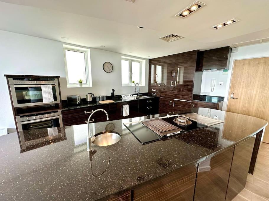 Stunning Panoramic Sea View Beach Location - Sleeps Up To 4 People - Free Parking - The Best Beach! - Great Location - Fast Wifi - Smart Tv - Newly Decorated - Sleeps Up To 4! Close To Bournemouth & Poole Town Centre & Sandbanks Exteriér fotografie