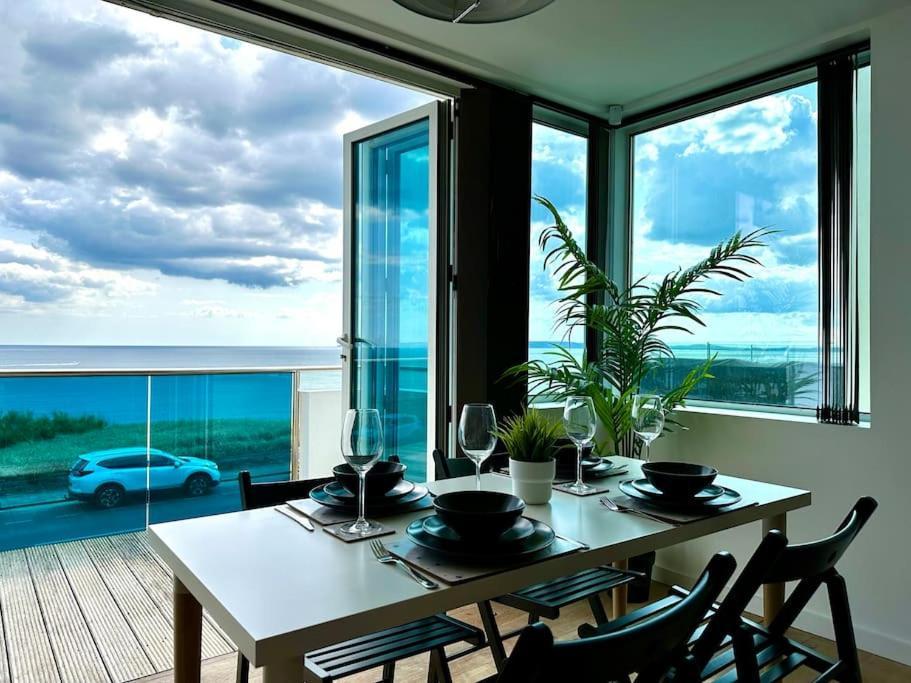 Stunning Panoramic Sea View Beach Location - Sleeps Up To 4 People - Free Parking - The Best Beach! - Great Location - Fast Wifi - Smart Tv - Newly Decorated - Sleeps Up To 4! Close To Bournemouth & Poole Town Centre & Sandbanks Exteriér fotografie