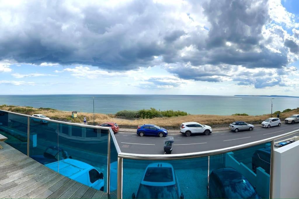 Stunning Panoramic Sea View Beach Location - Sleeps Up To 4 People - Free Parking - The Best Beach! - Great Location - Fast Wifi - Smart Tv - Newly Decorated - Sleeps Up To 4! Close To Bournemouth & Poole Town Centre & Sandbanks Exteriér fotografie